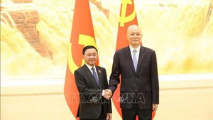 越共中央政治局委员、中央书记处常务书记陈锦秀和中共中央政治局常委、中央书记处书记、中央办公厅主任蔡奇举行会谈