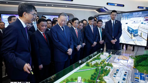 越共中央总书记、国家主席苏林参访中国-东盟人工智能创新合作中心