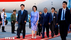 韩国总统李在明与夫人抵达河内，开始对越南进行国事访问