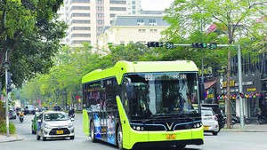 4月18日起河内市增投53辆电动公交车