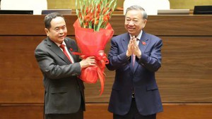 陈青敏同志再次当选国会主席