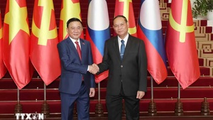 越共中央书记处常务书记陈锦秀与老挝人民革命党中央书记处常务书记举行会谈