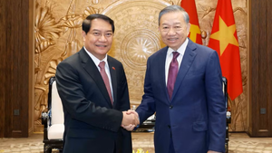 越共中央总书记、国家主席苏林会见老挝万象市委书记、市长阿沙庞通