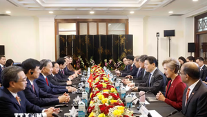 越共中央总书记、国家主席苏林同新加坡总理黄循财举行会谈