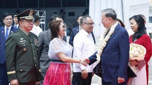 越共中央总书记、国家主席苏林与夫人抵达首都马尼拉，开始对菲律宾进行国事访问
