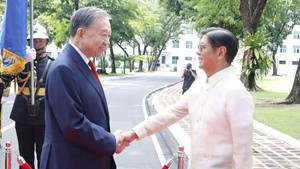 菲律宾总统举行仪式 欢迎越共中央总书记、国家主席苏林访菲