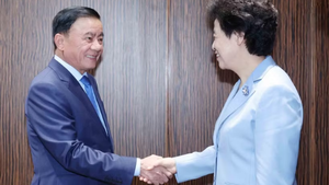 越共中央书记处常务书记陈锦秀会见中国全国政协副主席咸辉