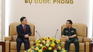 越南政府副总理兼国防部长潘文江会见韩国驻越南大使