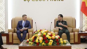越南政府副总理兼国防部长潘文江大将会见美国代理海军部长高雄