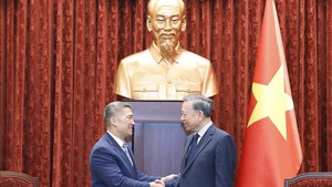 越共中央总书记、国家主席苏林会见美国代理海军部长高雄