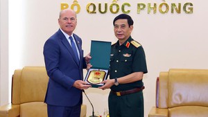 政府副总理、国防部长潘文江会见加拿大驻越大使