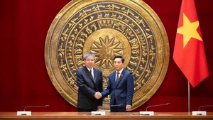 越南国会副主席阮尹英会见中国西藏自治区人大常委会副主任许成仓