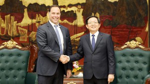 胡国勇副总理会见美国高意集团首席供应链官