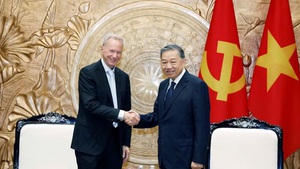 越共中央总书记、国家主席苏林会见外国人工智能专家代表团