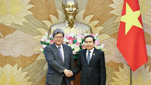越南国会主席陈青敏会见日本自由民主党代理干事长