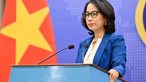 外交部发言人就海上遇险的魁元18号船搜救情况回答记者问