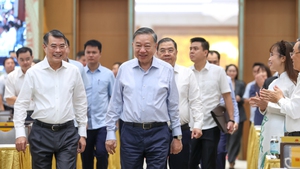 总书记、国家主席苏林出席政府6月份定期会议暨政府和各地方在线视频会议