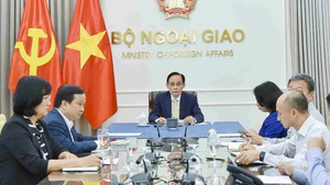 外交部部长黎怀忠同墨西哥外交部长罗伯托·贝拉斯科·阿尔瓦雷斯通电话