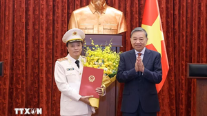 越共中央总书记、国家主席苏林向公安部副部长邓鸿德授予上将警衔