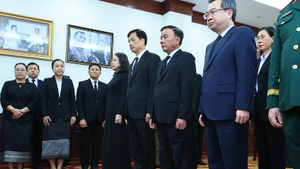 越南党和国家领导人吊唁老挝国会主席赛宋蓬·丰威汉同志