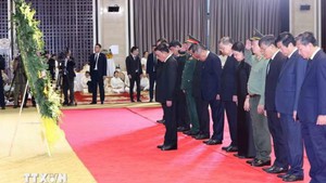 越共中央书记处常务书记陈锦秀出席老挝国会主席赛宋蓬·丰威汉同志追悼会