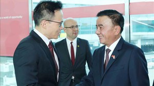 越共中央书记处常务书记陈锦秀开始访问新加坡