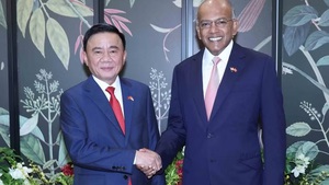 越共中央书记处常务书记陈锦绣会见新加坡国务资政兼国家安全统筹部长及内政部长卡斯维斯瓦纳赞·尚穆根