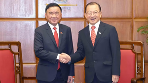 越共中央政治局委员、中央书记处常务书记陈锦秀会见新加坡国会议长谢建平