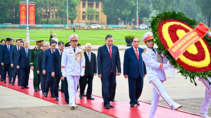越南国庆81周年：党、国家领导向胡志明主席陵敬献花圈