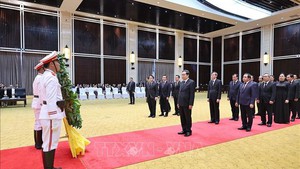 越南国会主席陈青敏赴老挝出席老挝国会主席赛宋蓬·丰威汉同志吊唁仪式