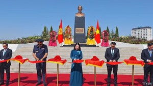 越南国家副主席武氏映春在吉尔吉斯斯坦出席胡志明主席纪念碑落成仪式