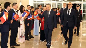 越共中央总书记、国家主席苏林开始对法国进行正式访问并出席在巴黎举行的国际太空峰会