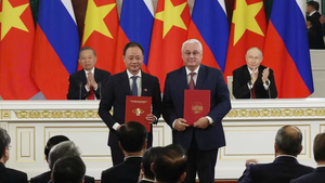 越共中央总书记、国家主席苏林与俄罗斯总统普京共同出席越俄双方合作文本签字仪式