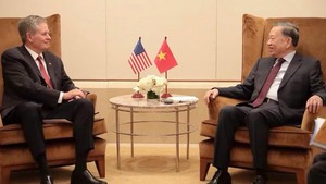 越共中央总书记、国家主席苏林会见美国参议员史蒂夫·戴恩斯