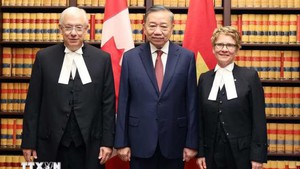 越共中央总书记、国家主席苏林会见加拿大参议院和众议院议长