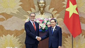 陈青敏主席会见即将离任的法国驻越南大使