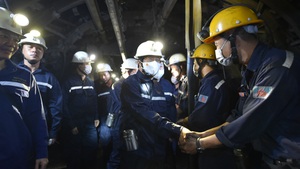 Chùm ảnh: Phó Thủ tướng Lê Văn Thành xuống hầm mỏ, động viên công nhân ngành than