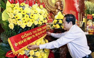 Chủ tịch Quốc hội Trần Thanh Mẫn dâng hương tưởng nhớ Chủ tịch Tôn Đức Thắng