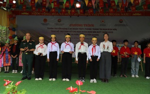 Tuyên truyền phòng tránh tai nạn bom mìn cho gần 2.000 học sinh vùng biên