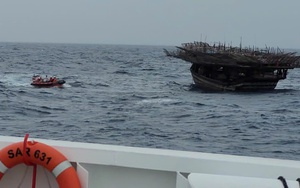 Xuyên đêm, chạy đua với ảnh hưởng của bão số 12, cứu sống ngư dân gặp nạn