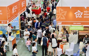 Đông đảo người dân đổ về Hội chợ mùa Thu ngày đầu mở cửa