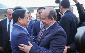 Thủ tướng Sifi Ghrieb ra sân bay đón Thủ tướng Phạm Minh Chính thăm chính thức Algeria