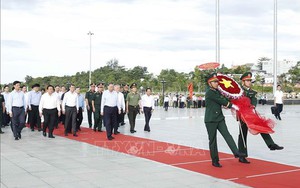 Tổng Bí thư Tô Lâm dâng hương tưởng niệm Chủ tịch Hồ Chí Minh và các anh hùng liệt sĩ tại Phú Quốc