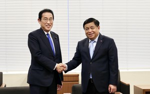 Phó Thủ tướng Nguyễn Chí Dũng gặp nguyên Thủ tướng Nhật Bản Kishida Fumio
