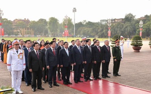 Lãnh đạo Đảng, Nhà nước và các đại biểu Quốc hội vào Lăng viếng Chủ tịch Hồ Chí Minh