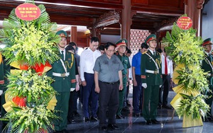 Thủ tướng dâng hương tưởng niệm Tổng Bí thư Lê Duẩn và Đại tướng Nguyễn Chí Thanh