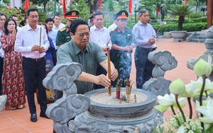 Thủ tướng tưởng nhớ, tri ân Chủ tịch Hồ Chí Minh và các Anh hùng liệt sĩ tại Quảng Trị