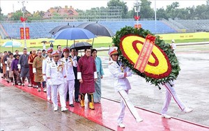 Chùm ảnh: Quốc vương Bhutan và Hoàng hậu vào Lăng viếng Chủ tịch Hồ Chí Minh
