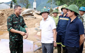 Phó Thủ tướng Lê Thành Long thăm hỏi người dân vùng mưa lũ Sơn La