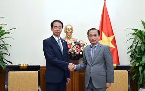 Quyền Bộ trưởng Ngoại giao Lê Hoài Trung tiếp Đại sứ Trung Quốc Hà Vĩ